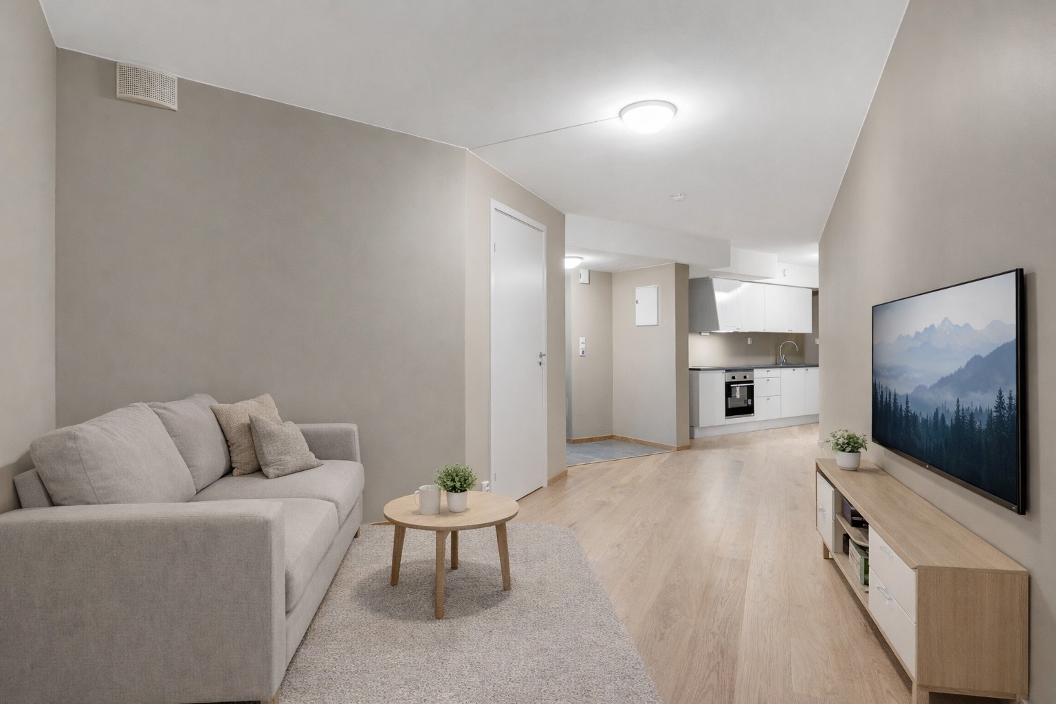 Åpen og luftig løsning mellom stue, gang og kjøkken gir en god romfølelse og fleksibel planløsning. Her får du en naturlig flyt mellom oppholdsrommene.